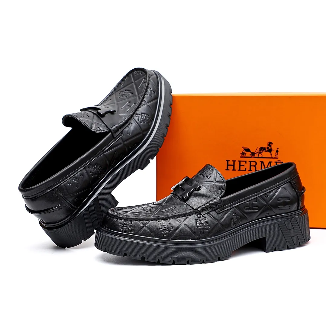 Men's shoes 💰700 💐[HERMES] popular men's shoes counter original items! The world's top brands...Luxury quality...//Fashion and high-end footwear 👍💪🏻...give you a low-key luxury comfort experience👍. The upper is made of pure Italian imported original cowhide embossing. Sweat-absorbent cowhide leather lining. Comfortable and breathable. The original rubber-plastic flower foam light outsole is high-end and classy. Luxurious and noble!! .. OEM factory shipment [Hug] stall.. Original plate. Welcome to taste..39-45 (38.45.46🉑️Customized)